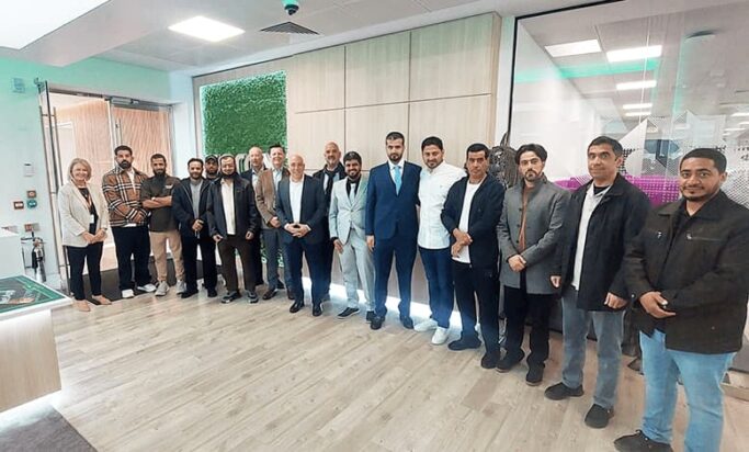 الوفد السعودي مع ستيفن باندروزاك، الرئيس التنفيذي لزيروكس السعودية الوفد السعودي مع ستيفن باندروزاك، الرئيس التنفيذي لزيروكس السعودية